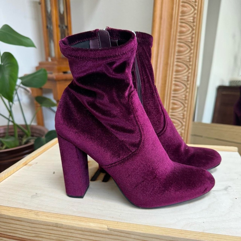 STEVE MADDEN VELVET PUMPS